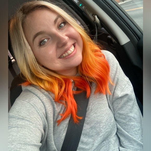 Meet your posher, Abby ๐ - Picture 2 of 4